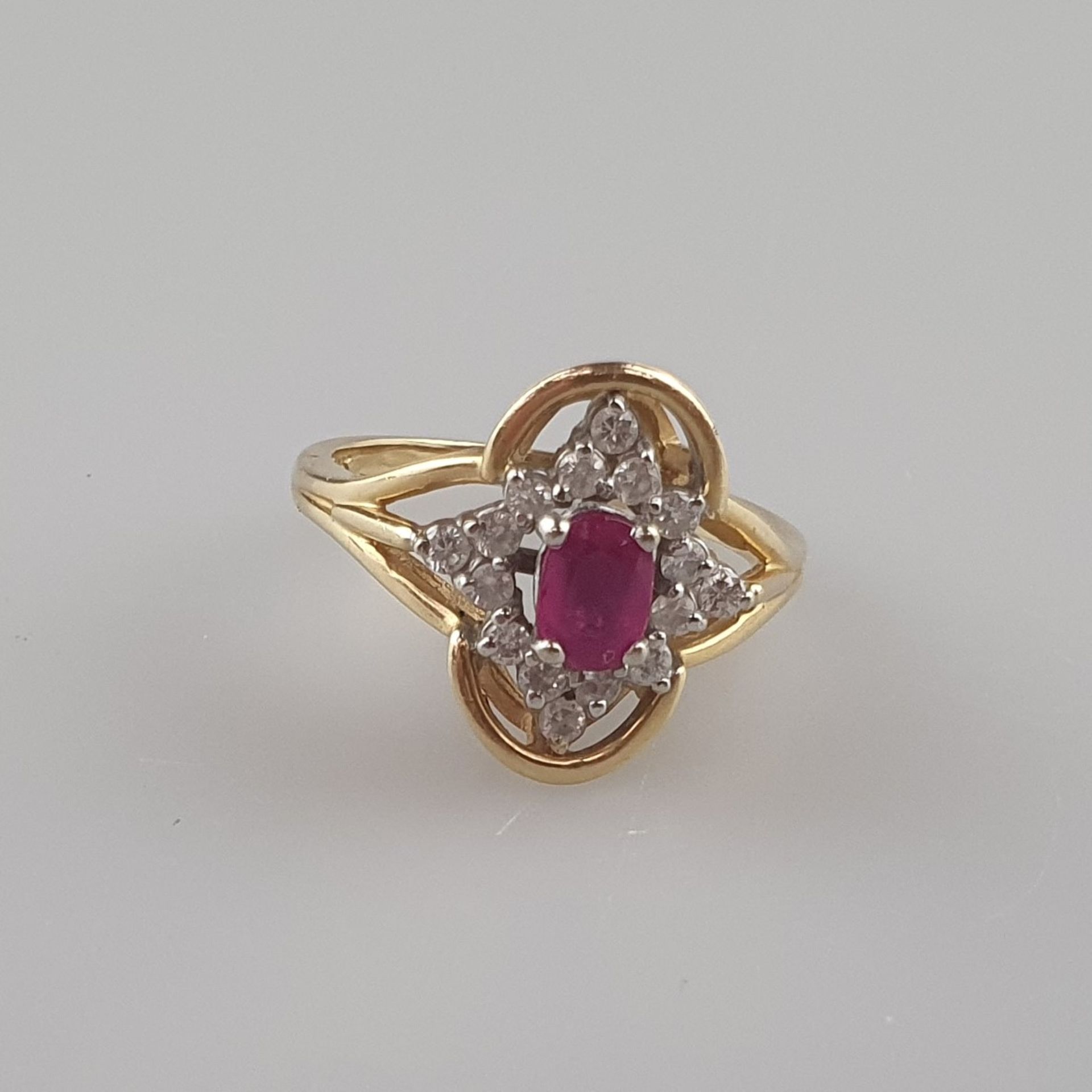 Diamant-Rubin-Ring - Gelbgold 585/000, gestempelt 14K, durchbrochener floraler Ringkopf von ca. 15