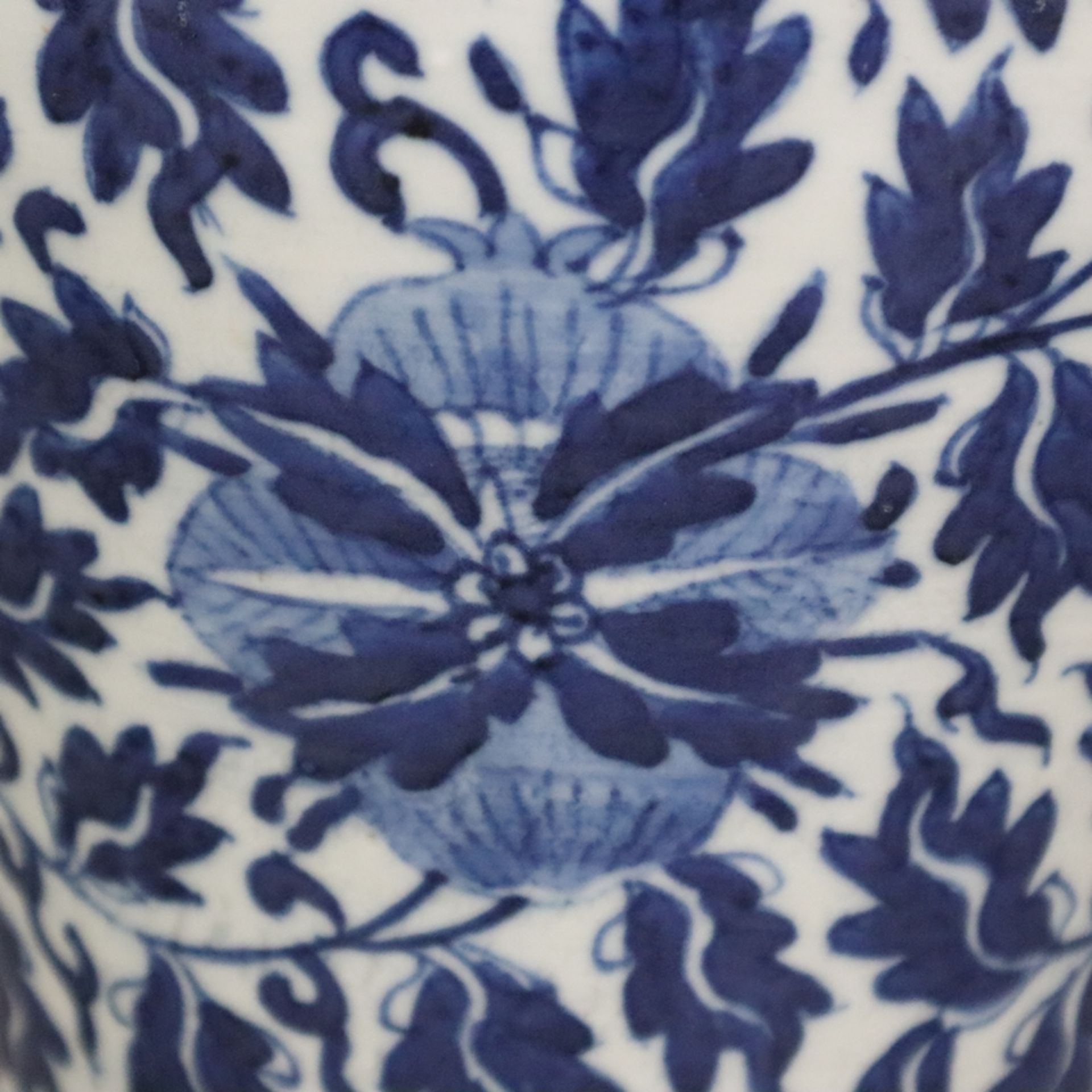 Blau-weiße Balustervase - China, späte Qing-Dynastie, Porzellan, umlaufend in Unterglasurblau bemal - Bild 5 aus 9