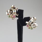 Ein Paar Vintage-Ohrclips - USA, silberfarbenes Metall, Schleifenform besetzt mit runden Kristallen