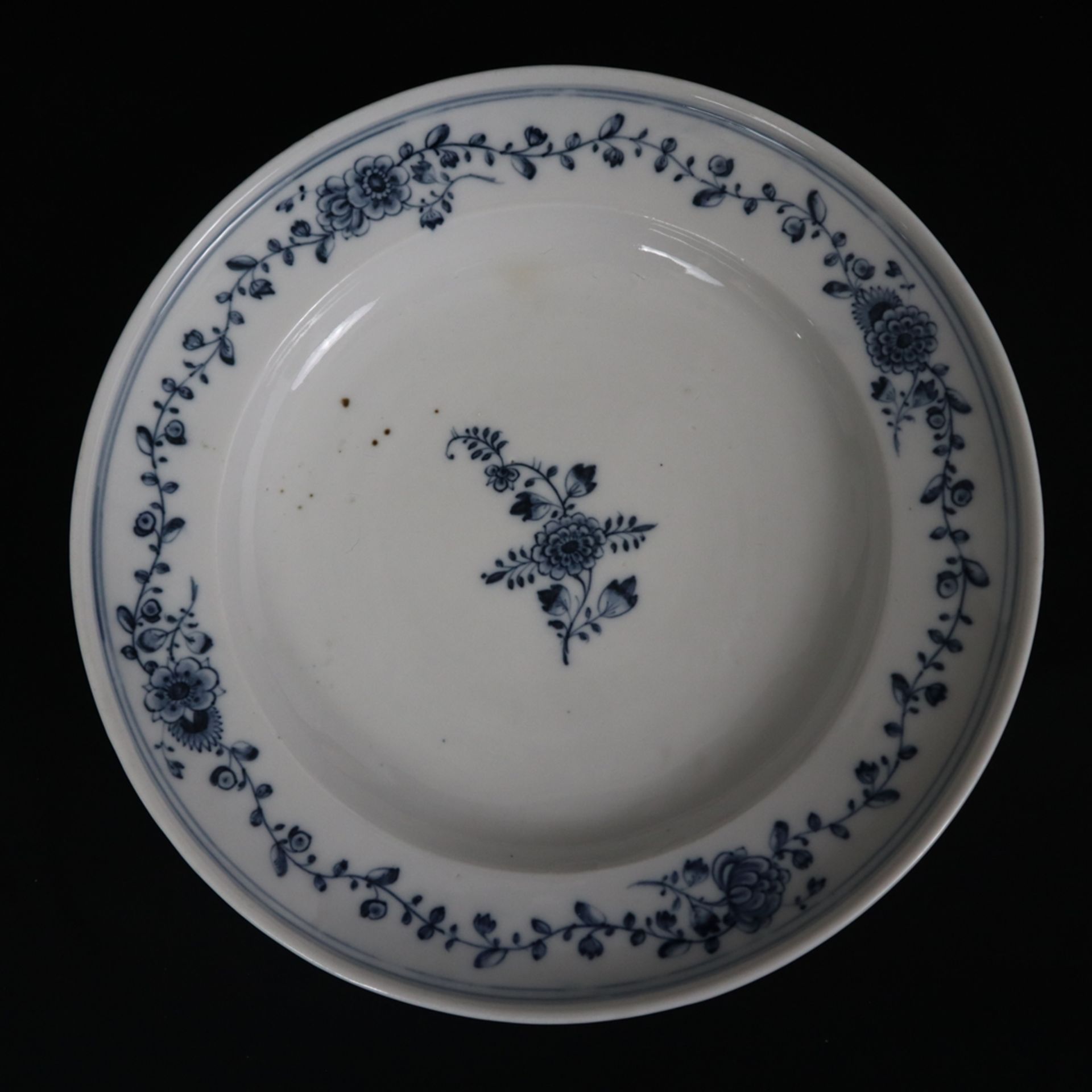 Sechs Teller - Meissen, Marcolini Zeit (1774-1813), Porzellan, leicht gemuldete Rundform mit glatte - Image 3 of 8