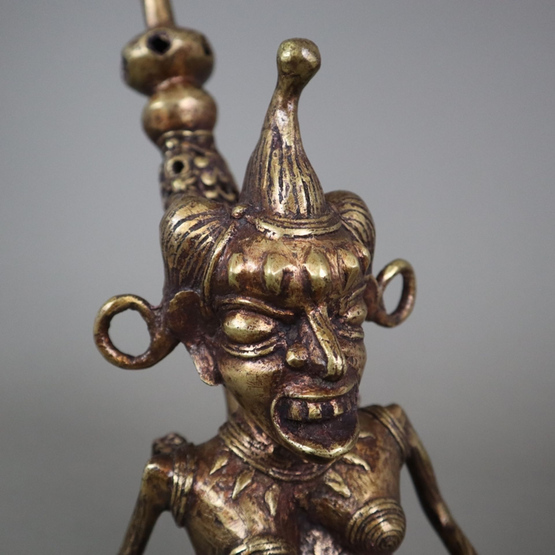 Ritual-Objekt- Afrika, 20. Jh., Bronze, zweiteilig, Pfeifenkörper in Form einer knienden Figur, rüc - Image 2 of 9