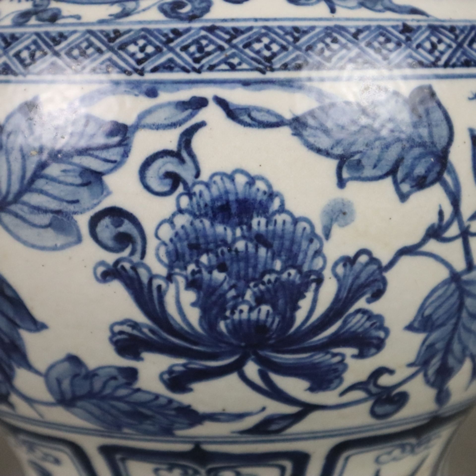 Blau-weiße Vase - Porzellan, runde gebauchte Wandung mit vollrunden Chilong-Appliken auf der abgesc - Bild 6 aus 9