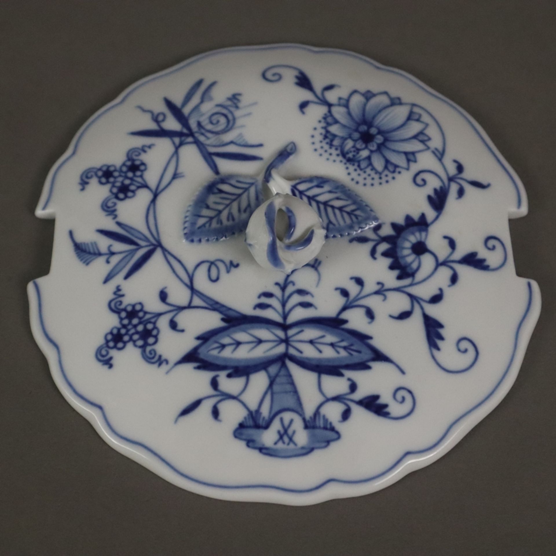 Butterdose - Meissen, Porzellan, unterglasurblaues Zwiebelmuster, Form "Neuer Ausschnitt", runde Do - Image 2 of 6