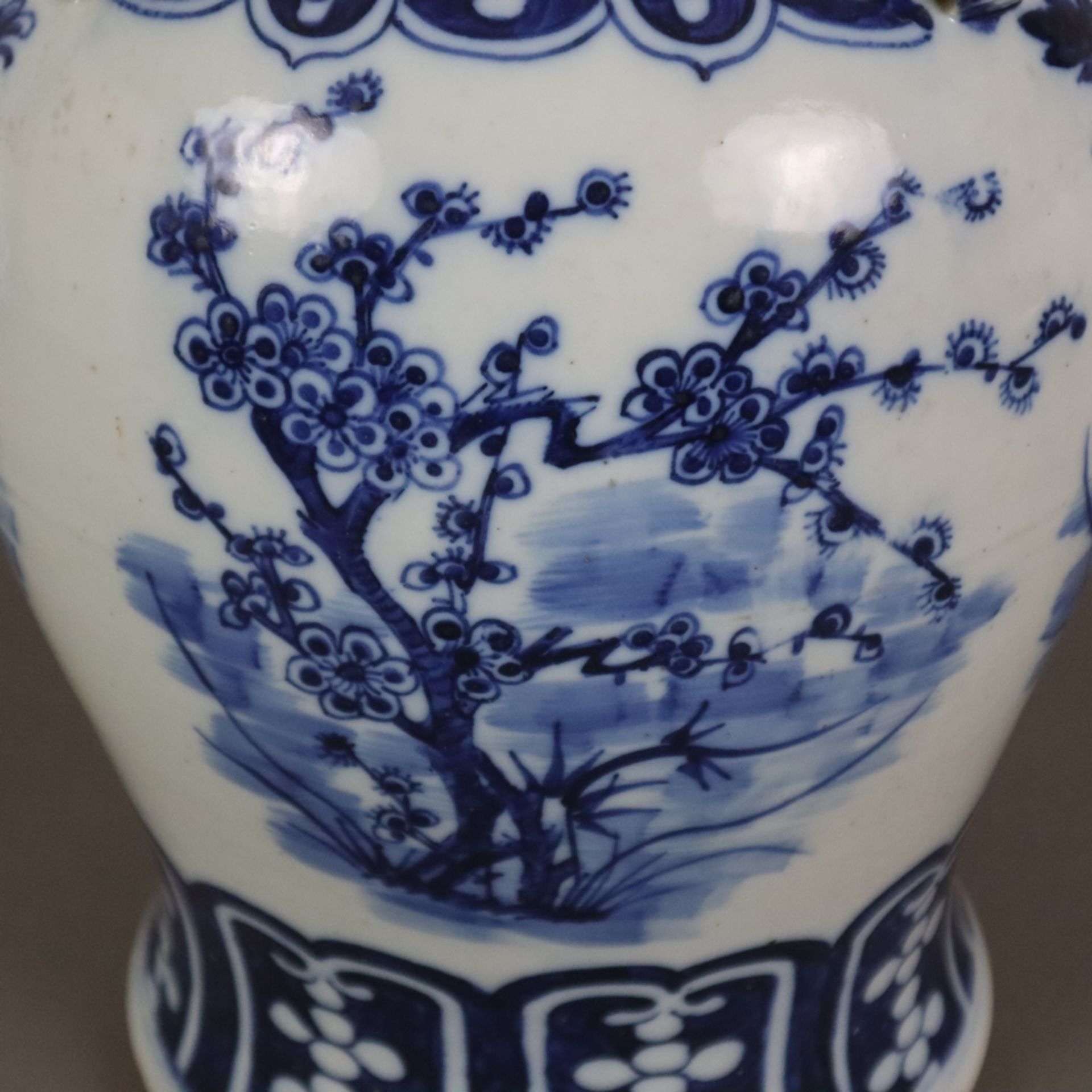 Blau-weiße Balustervase - China, späte Qing-Dynastie, Porzellan, stark gebauchte Wandung mit ausges - Bild 8 aus 9