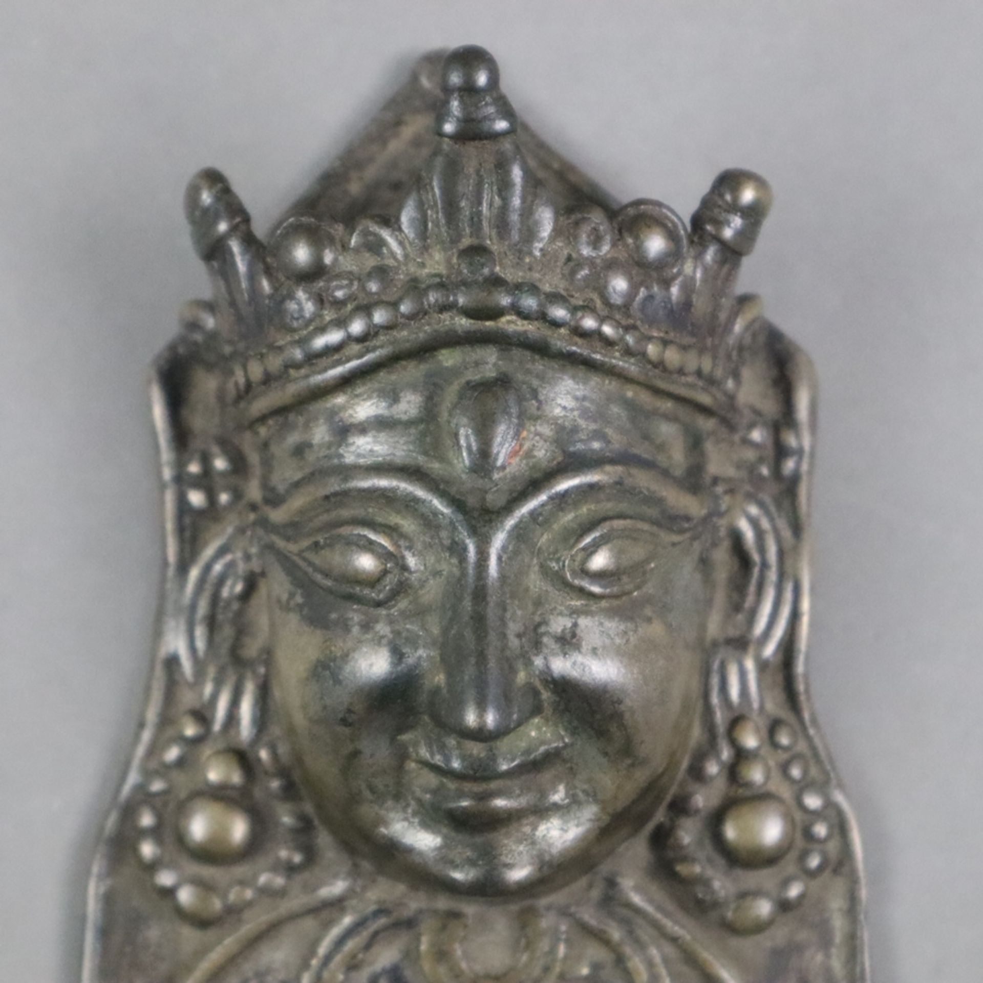Mohra (Maskenabbild) - Nordindien/ Himachal Pradesh, Bronze, dunkel patiniert, der bekrönte Kopf mi - Bild 2 aus 5