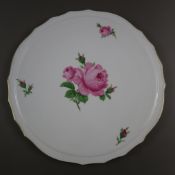 Große Tortenplatte "Rote Rose" - Meissen, 1924-34, Porzellan, Form "Neuer Ausschnitt", polychrome f