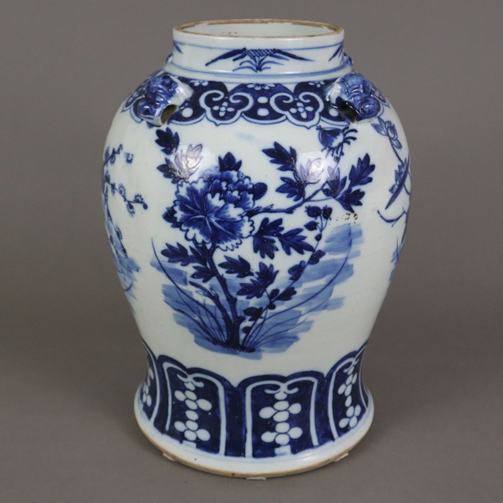 Blau-weiße Balustervase - China, späte Qing-Dynastie, Porzellan, stark gebauchte Wandung mit ausges