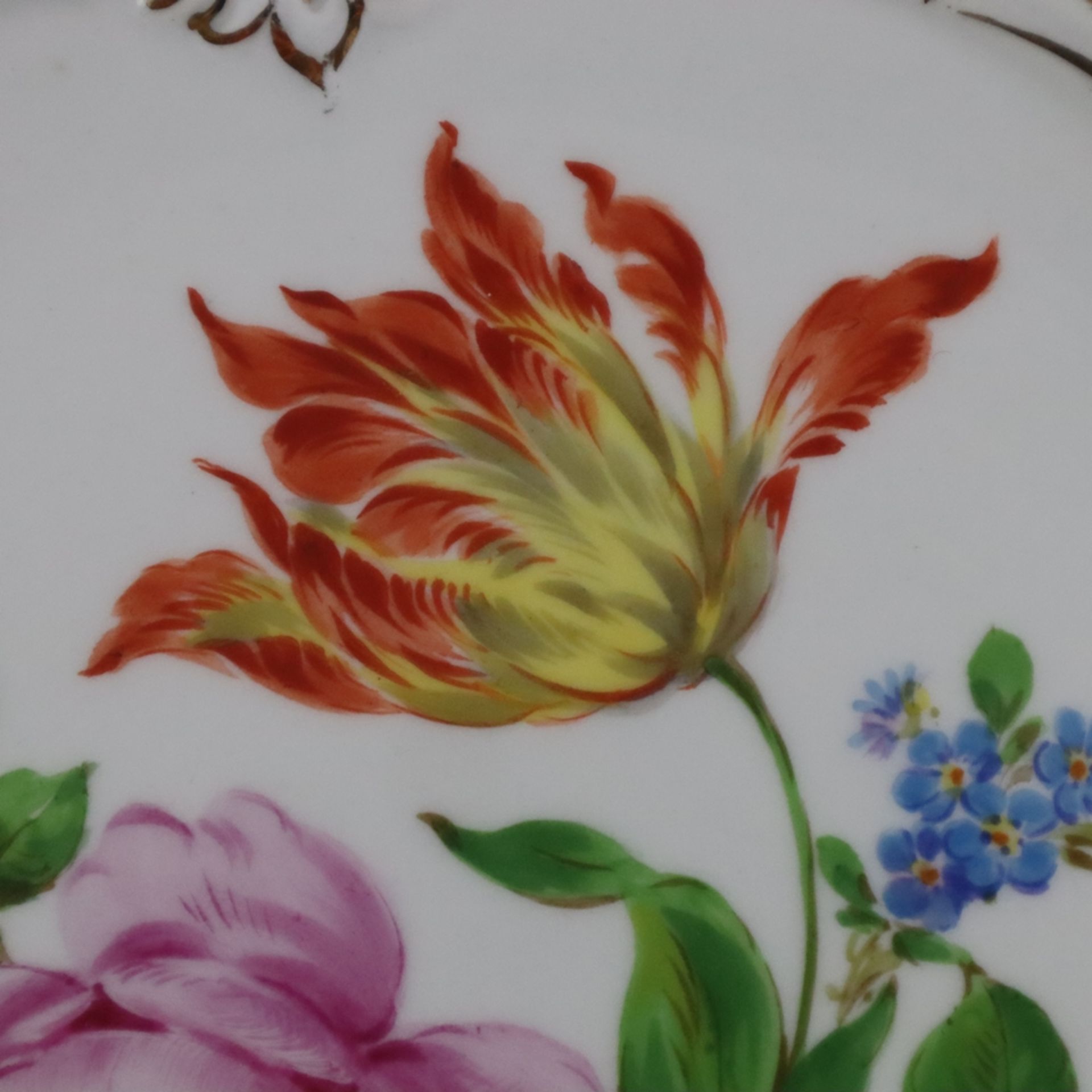 Prunkschale - Meissen, 20. Jh., Porzellan, polychrome Blumenmalerei, vertiefte Form mit geschwungen - Bild 4 aus 9