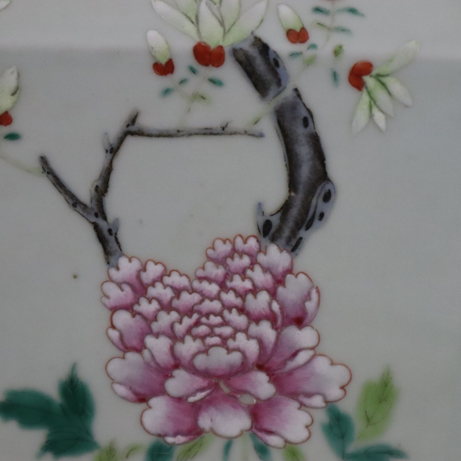 Famille rose-Vase - China, späte Qing-Dynastie, Vierkantkorpus mit reliefierten Löwenkopfhandhaben, - Bild 5 aus 12