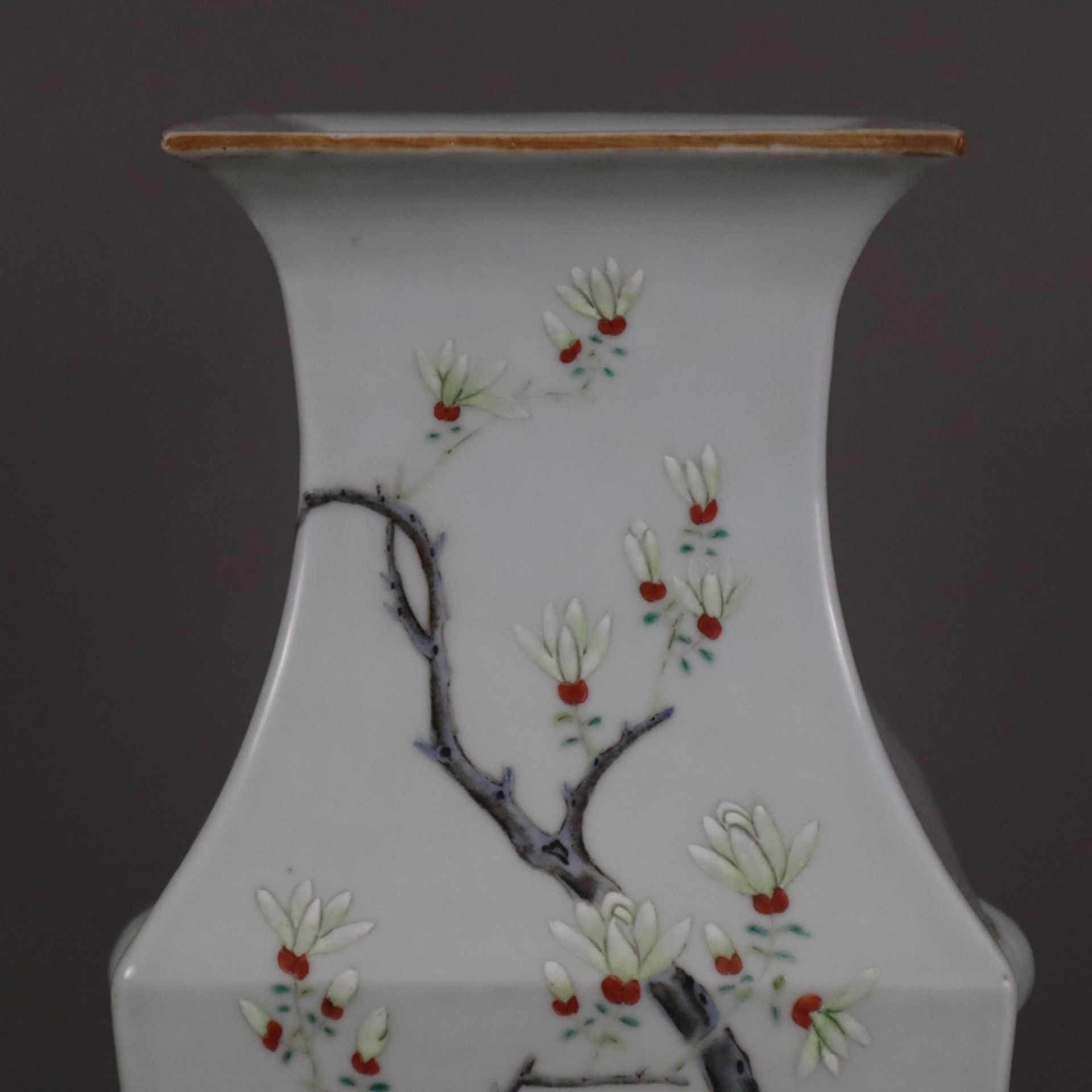 Famille rose-Vase - China, späte Qing-Dynastie, Vierkantkorpus mit reliefierten Löwenkopfhandhaben, - Bild 3 aus 12