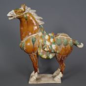 Pferd im Tang-Stil - China, Keramik, heller Scherben, Pferd mit prächtigem Sattel und verziertem Za