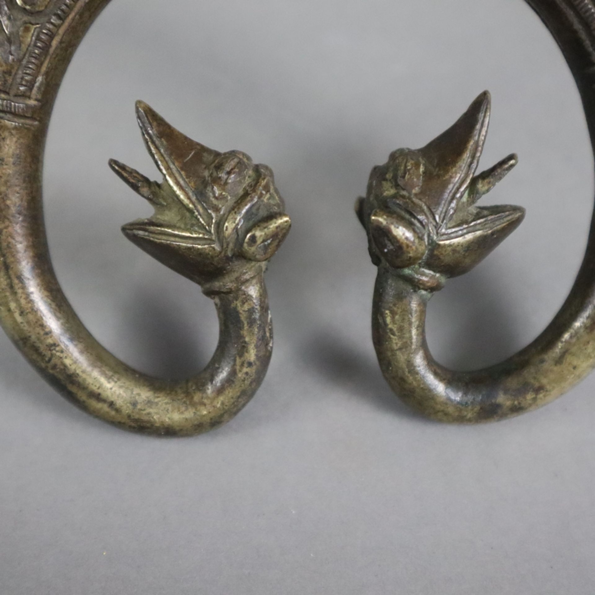 Bronzegriff - China, ovale abgerundete Form mit volutierten Endstücken in Kopfform, floral reliefie - Bild 2 aus 4