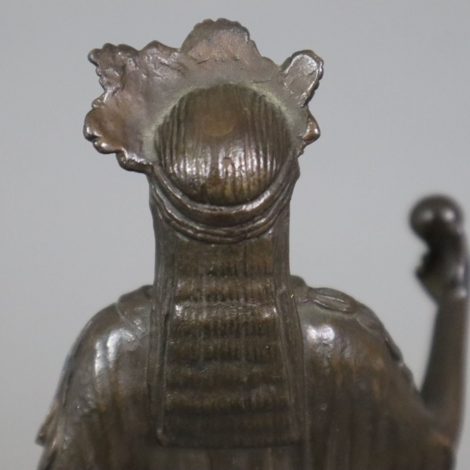 Figurine einer antiken Priesterin - Bronze, braun patiniert, antikisierende Frauenfigur mit Diadem, - Bild 7 aus 8