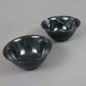 Ein Paar Jadeschalen - China, dunkle Jade im Auflicht spinatgrün, dünn geschnitztes Schalenpaar von