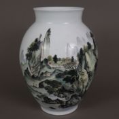 "Shan & Shui"-Vase - China, Republikzeit, Porzellan, polychrome Aufglasurbemalung mit felsiger Berg