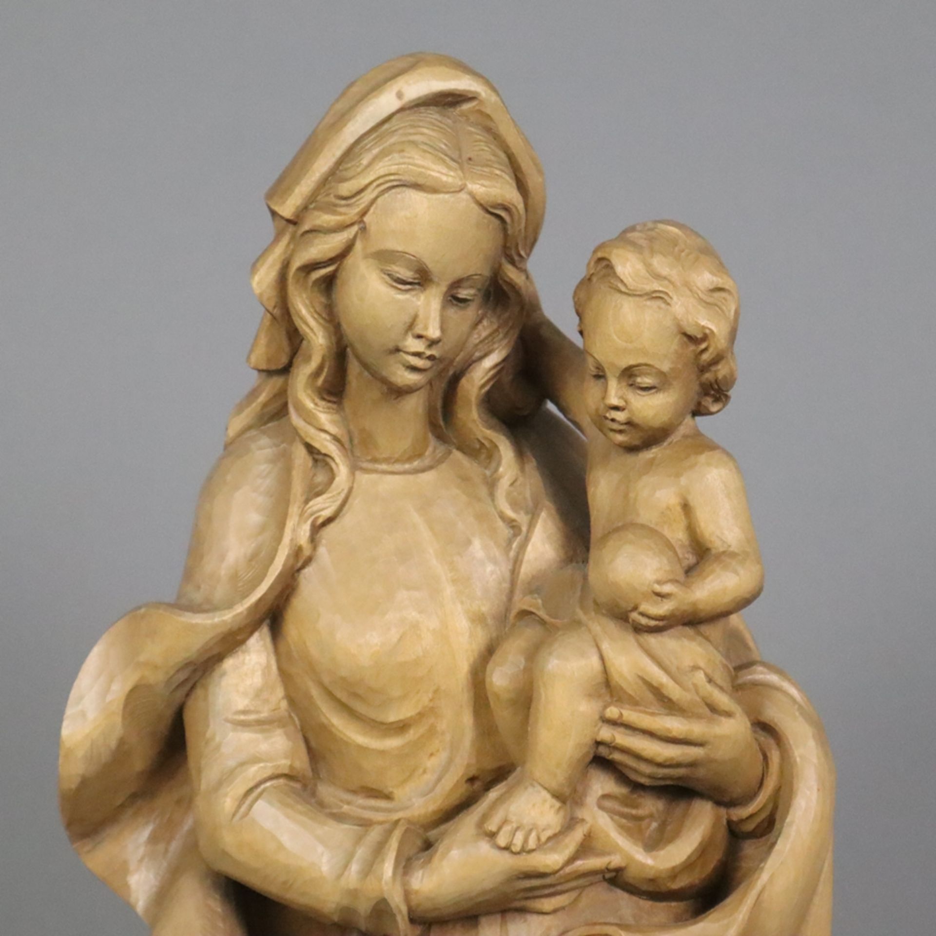 Holzfigur Madonna mit Kind - 20. Jahrhundert, Lindenholz, vollrund geschnitzt, Darstellung von Mari - Bild 2 aus 8