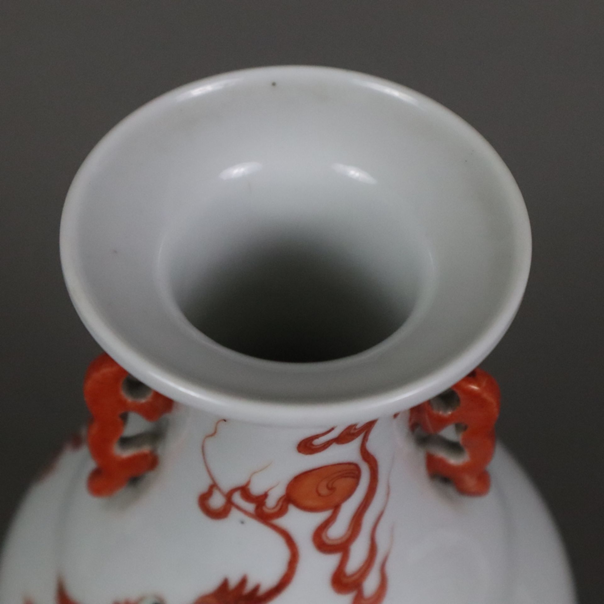 Drachenvase - China, späte Qing-Dynastie, Balusterform mit Schmetterlingshandhaben, auf der Wandung - Bild 3 aus 8