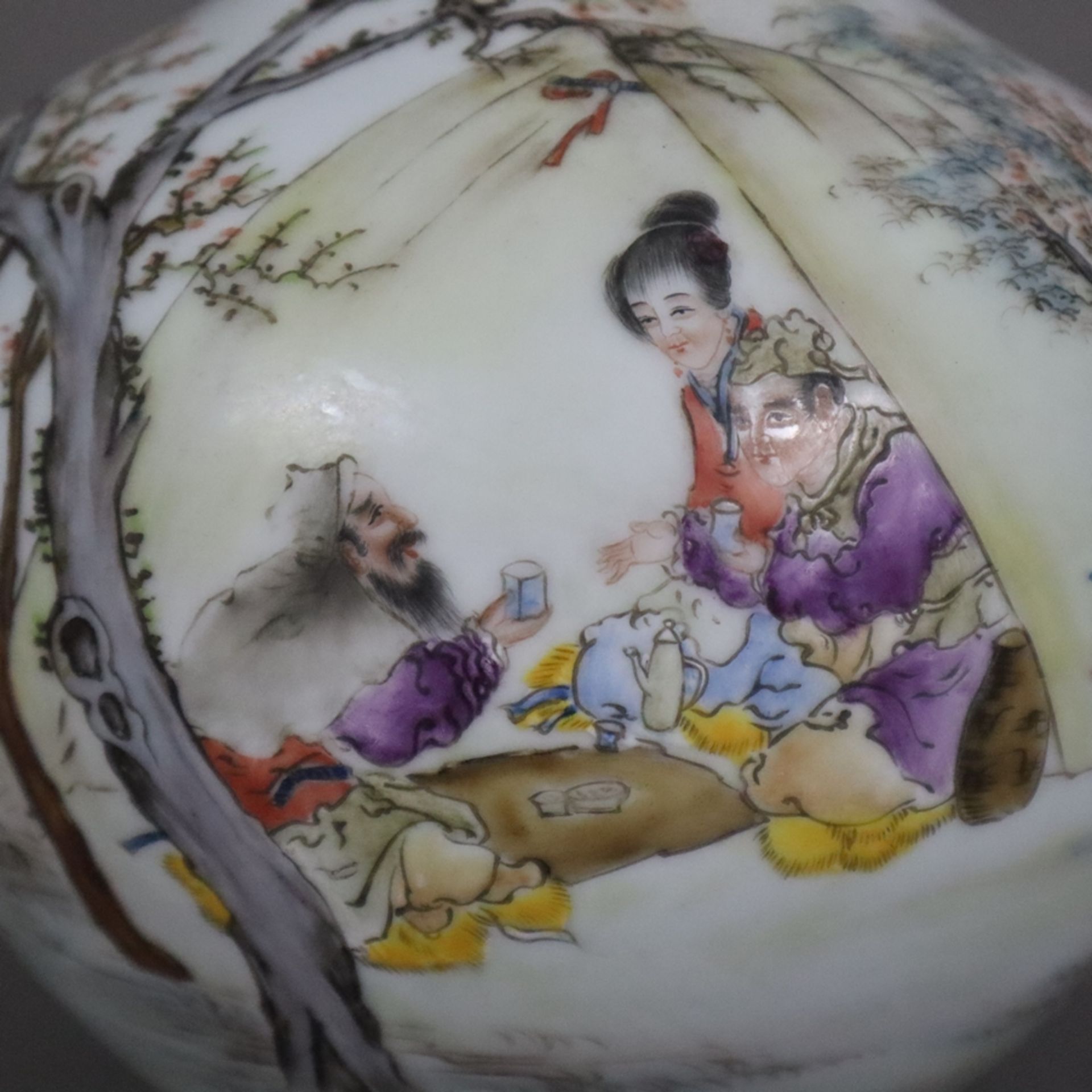 Flaschenvase - Tian qiu ping-Typus, China, Bemalung mit polychromen Emailfarben: Dreiergesellschaft - Bild 4 aus 11