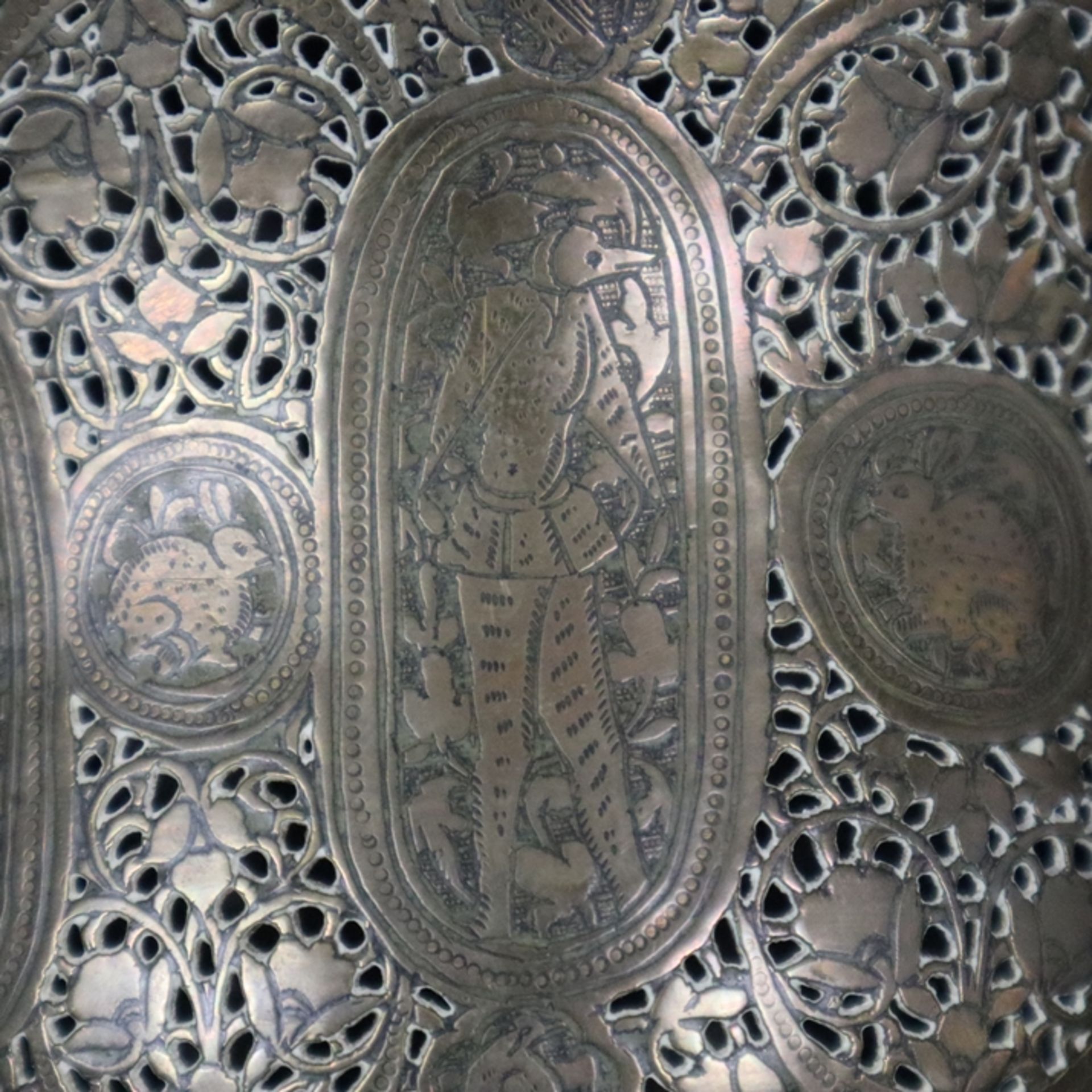 Potpourri-Deckelgefäß - Persien, 19.Jh. oder früher, Messing, gefußte Kelchschale mit Haubendeckel, - Bild 9 aus 15
