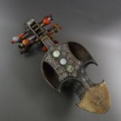 Kurzhalsgeige Sarinda - Afghanistan/Indien/Pakistan, bootsförmig gekrümmter, bauchiger Holzkorpus, 