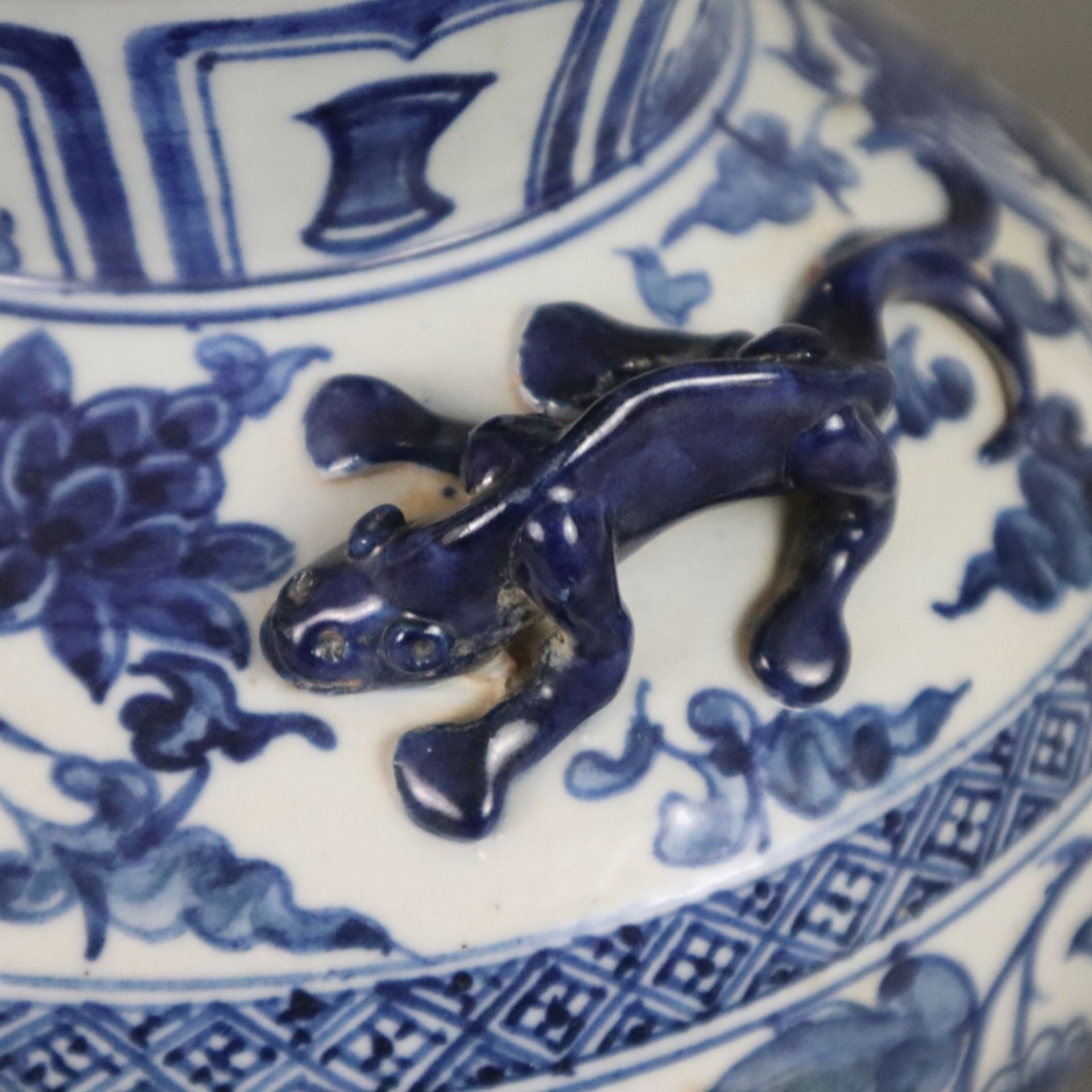 Blau-weiße Vase - Porzellan, runde gebauchte Wandung mit vollrunden Chilong-Appliken auf der abgesc - Bild 5 aus 9