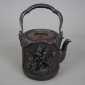 Tetsubin - Wasserkessel für die Teezeremonie, Japan, Meiji-/Taishō-Zeit, Gusseisen mit Bronzedeckel