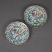 Zwei kleine Porzellanteller - China, Bemalung in polychromen Aufglasurfarben, im Spiegel mehrfiguri