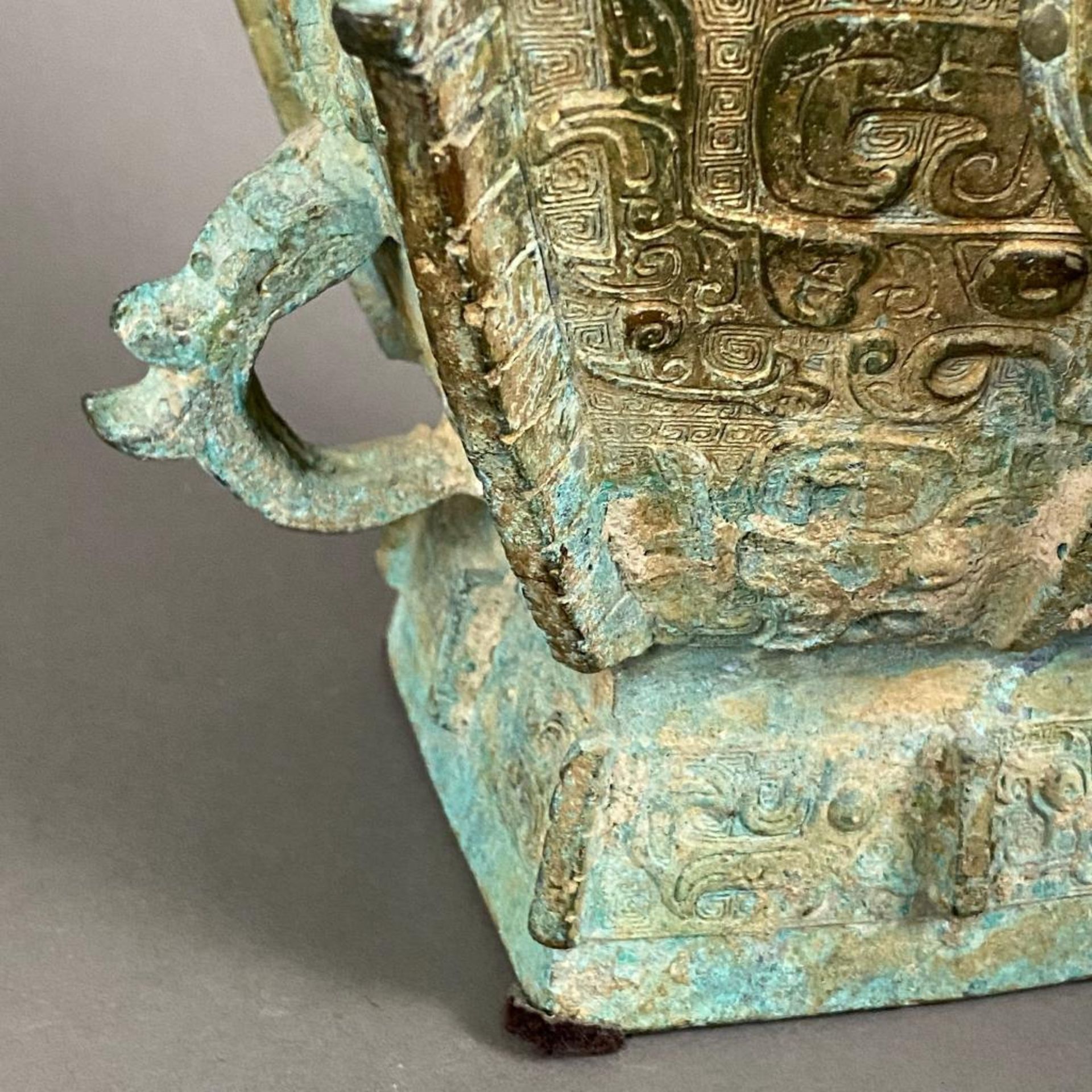 Fanghu-Vase im archaischen Stil - China, grün-braun patinierte Bronze, vierkantige gebauchte Form a - Bild 9 aus 10