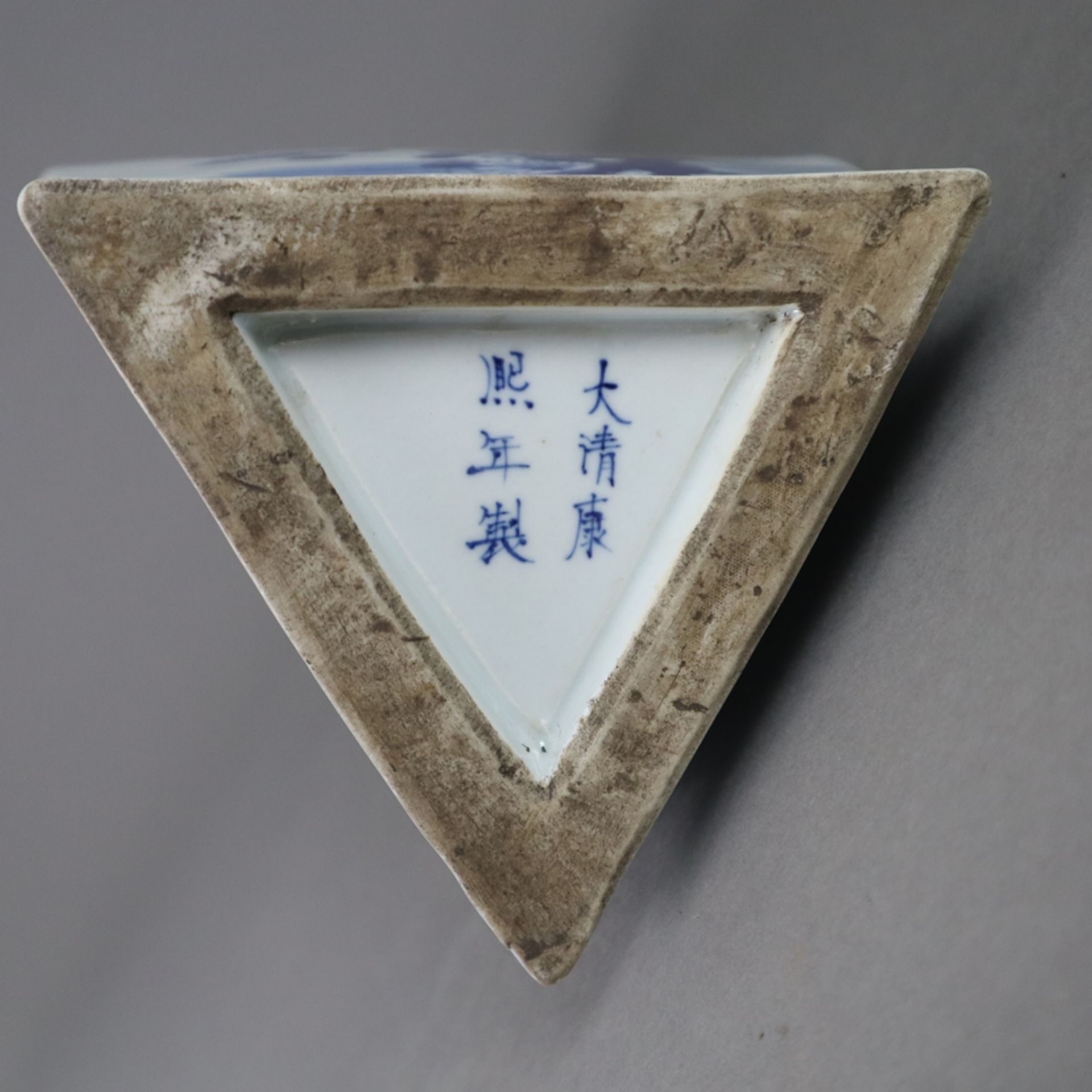 Dreieck-Vase - China, allseits dekoriert in Unterglasurblau, Wandung mit von Ornamentborten gerahmt - Bild 9 aus 9