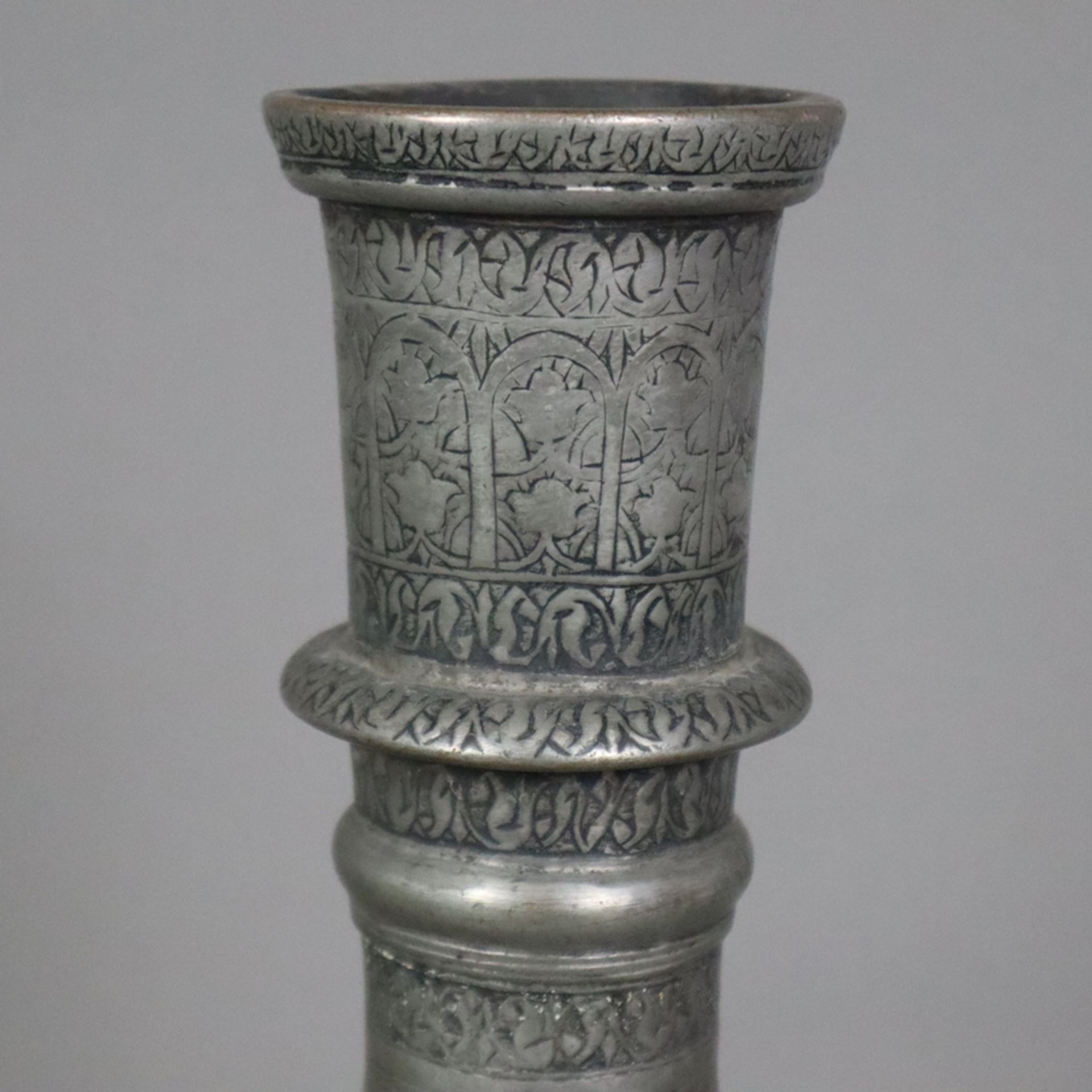 Flaschenvase - indopersisch, Kupferlegierung verzinnt, kugelige Vasenform am langen Hals durch Ring - Image 2 of 8