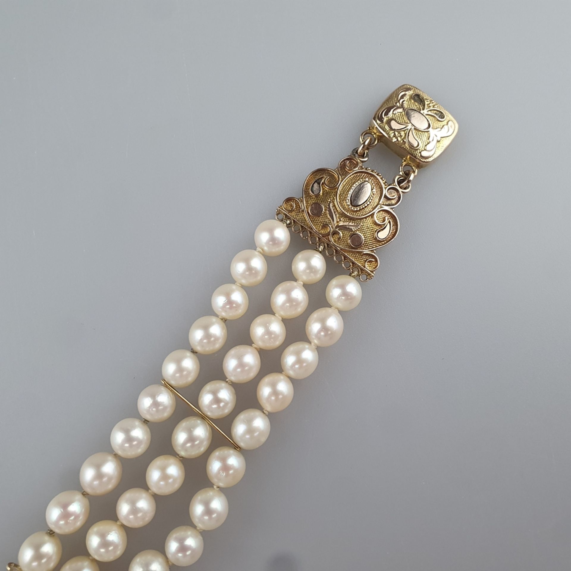 Perlenarmband- 3-strängig, aus 45 Zuchtperlen von 6,5mm-Dm. mit silbrigem Lüster, in Einzelknotung, - Image 3 of 5