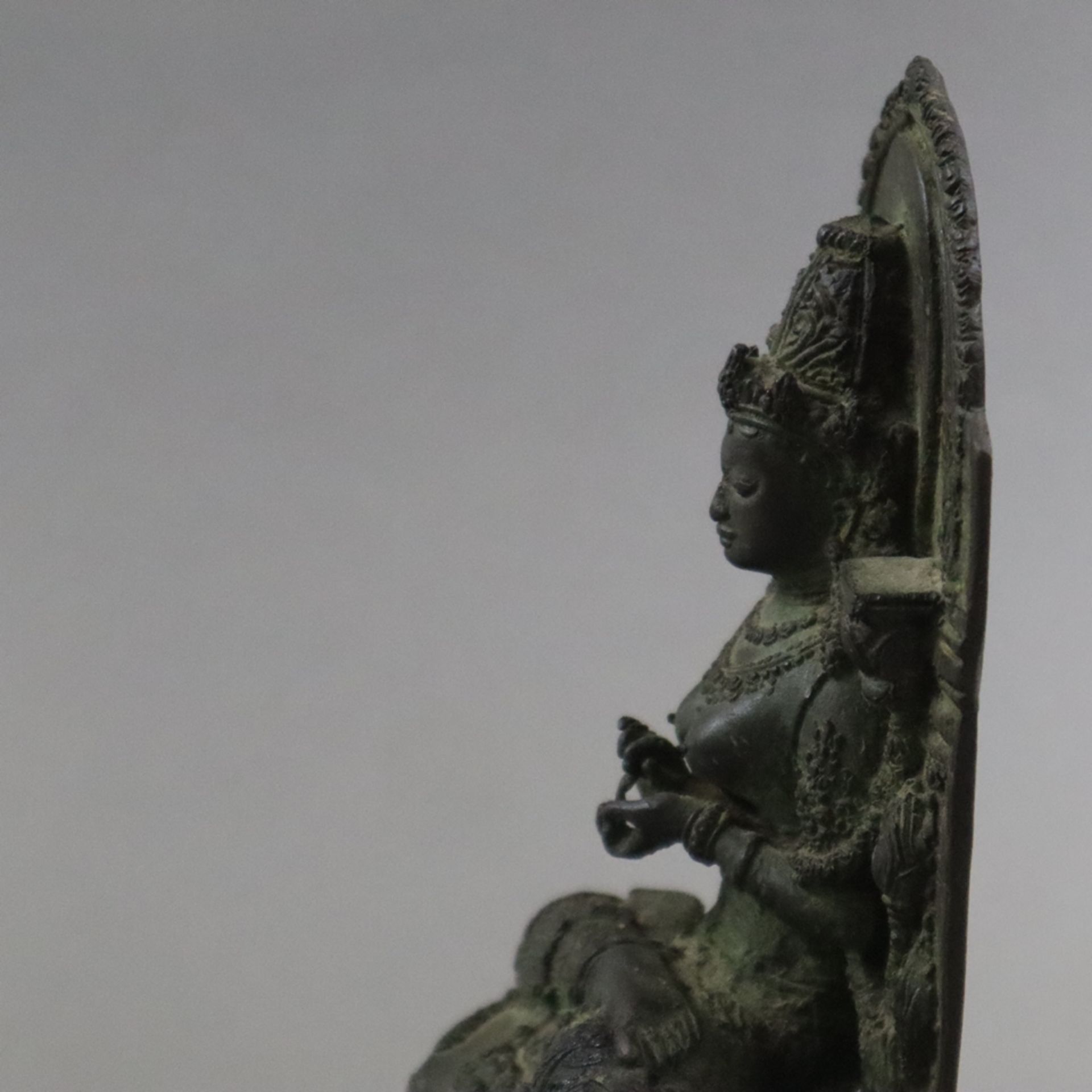 Prajnaparamita-Bodhisattva - Indonesien, Bronze, altpatiniert, Darstellung der buddhistischen Gotth - Bild 7 aus 10