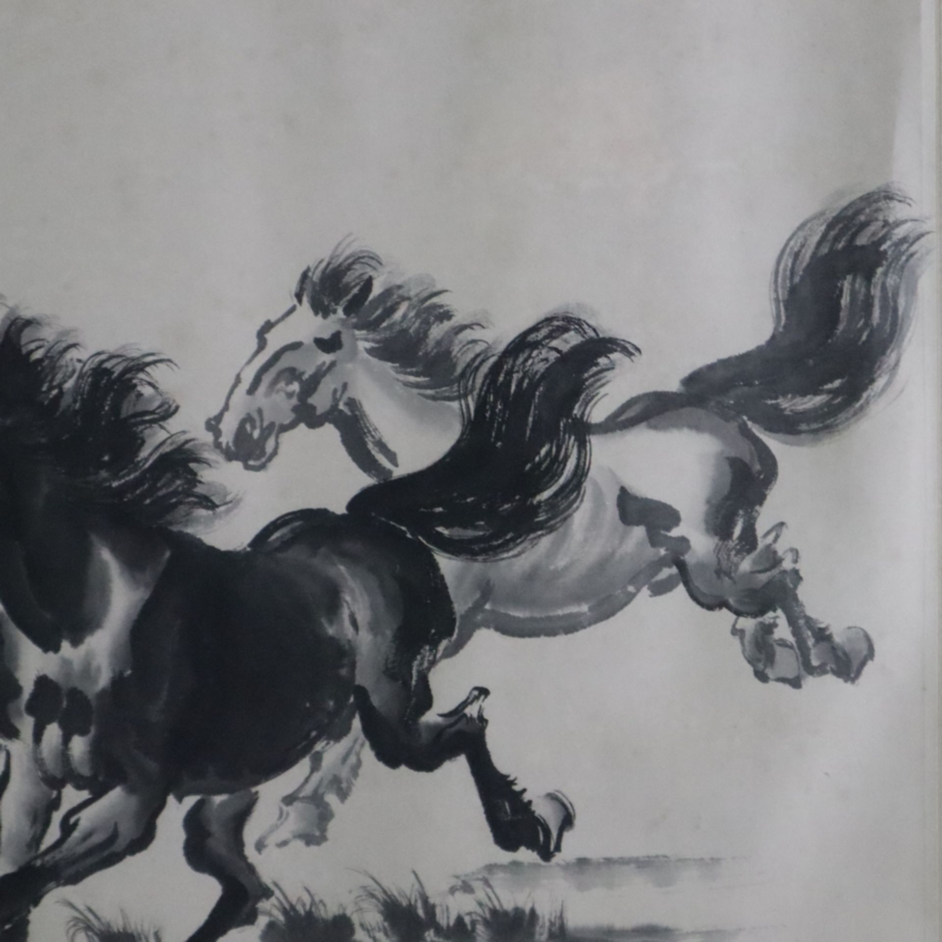 Herde Wildpferde - vorwärts stürmende Pferde in der Art des Xu Beihong, Tusche auf Papier, Bildmaße - Bild 6 aus 10
