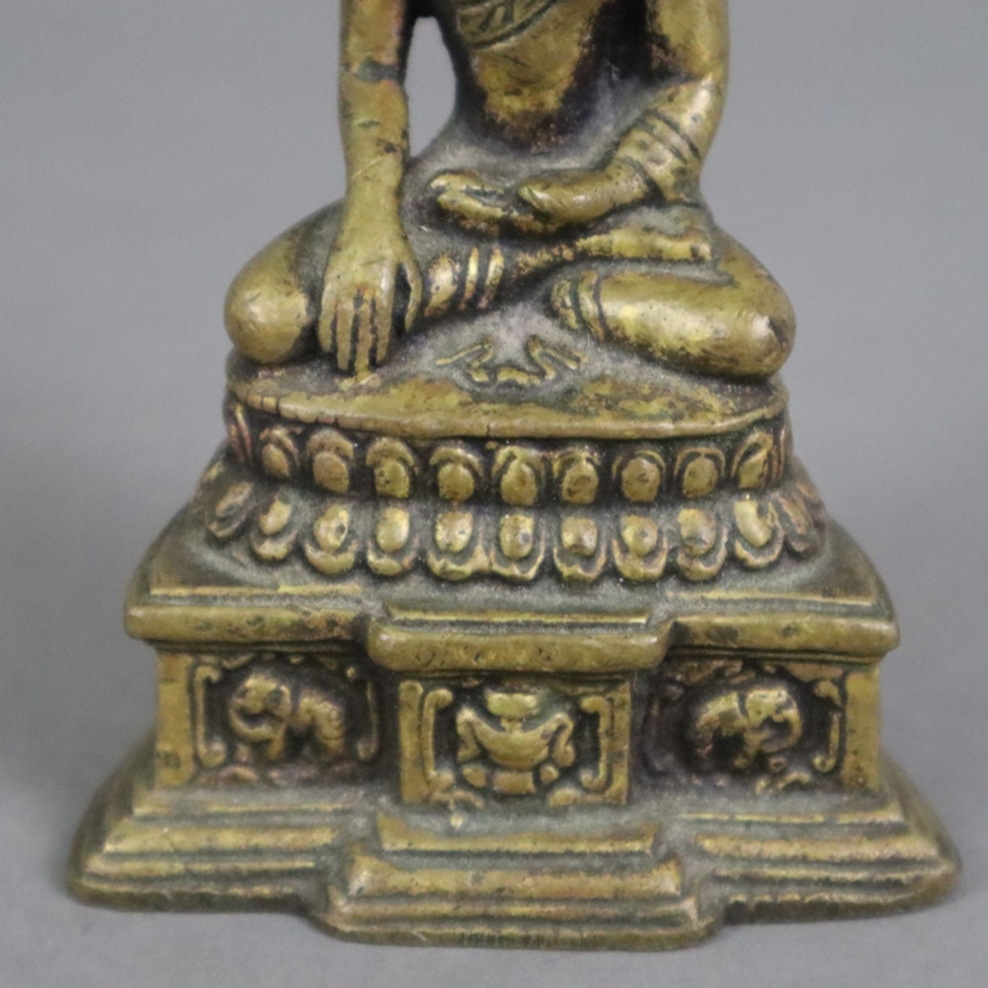 Buddha Shakyamuni - Indien, Gelbbronze, auf gestuftem mit Elefanten und Drachen verziertem Sockel u - Bild 5 aus 8