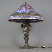Große figürliche Tischlampe mit Blumendekor im Tiffany-Stil - 20. Jh., patiniertes Metall / Bleiver
