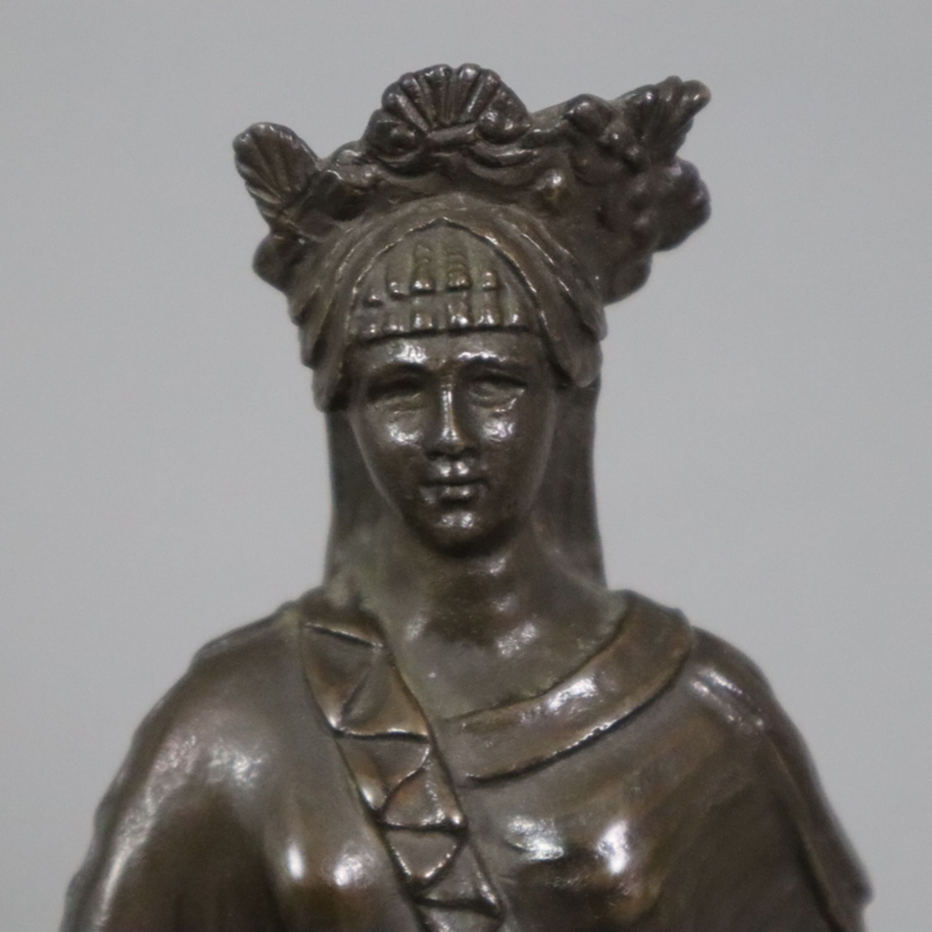 Figurine einer antiken Priesterin - Bronze, braun patiniert, antikisierende Frauenfigur mit Diadem, - Bild 3 aus 8