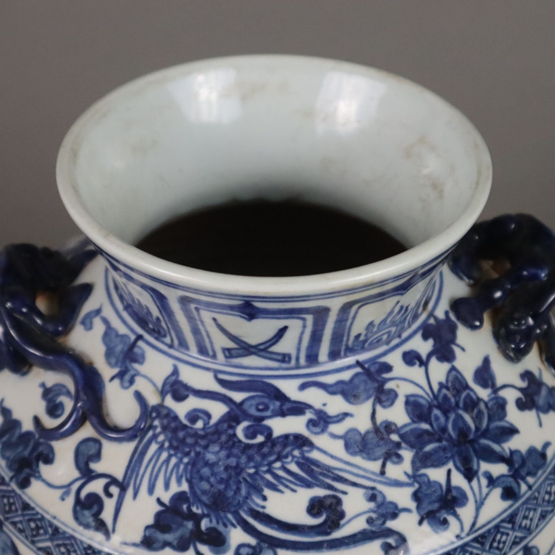 Blau-weiße Vase - Porzellan, runde gebauchte Wandung mit vollrunden Chilong-Appliken auf der abgesc - Bild 2 aus 9