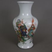 Balustervase - China, frontal figürliche Bemalung in polychromen Emailfarben, rückseitige Beschrift