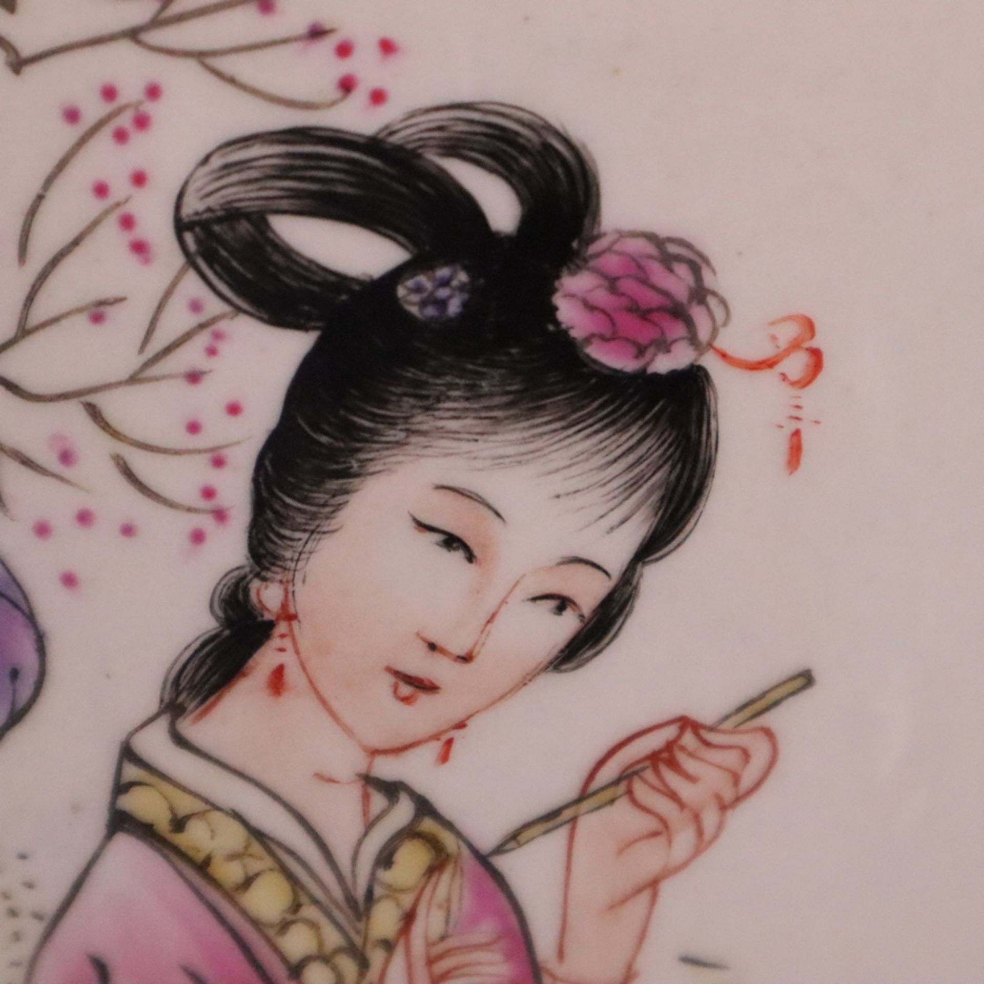 Rouleauvase - China, Porzellan dekoriert mit Emailfarben der Famille rose, schauseitig Landschaft m - Bild 8 aus 11