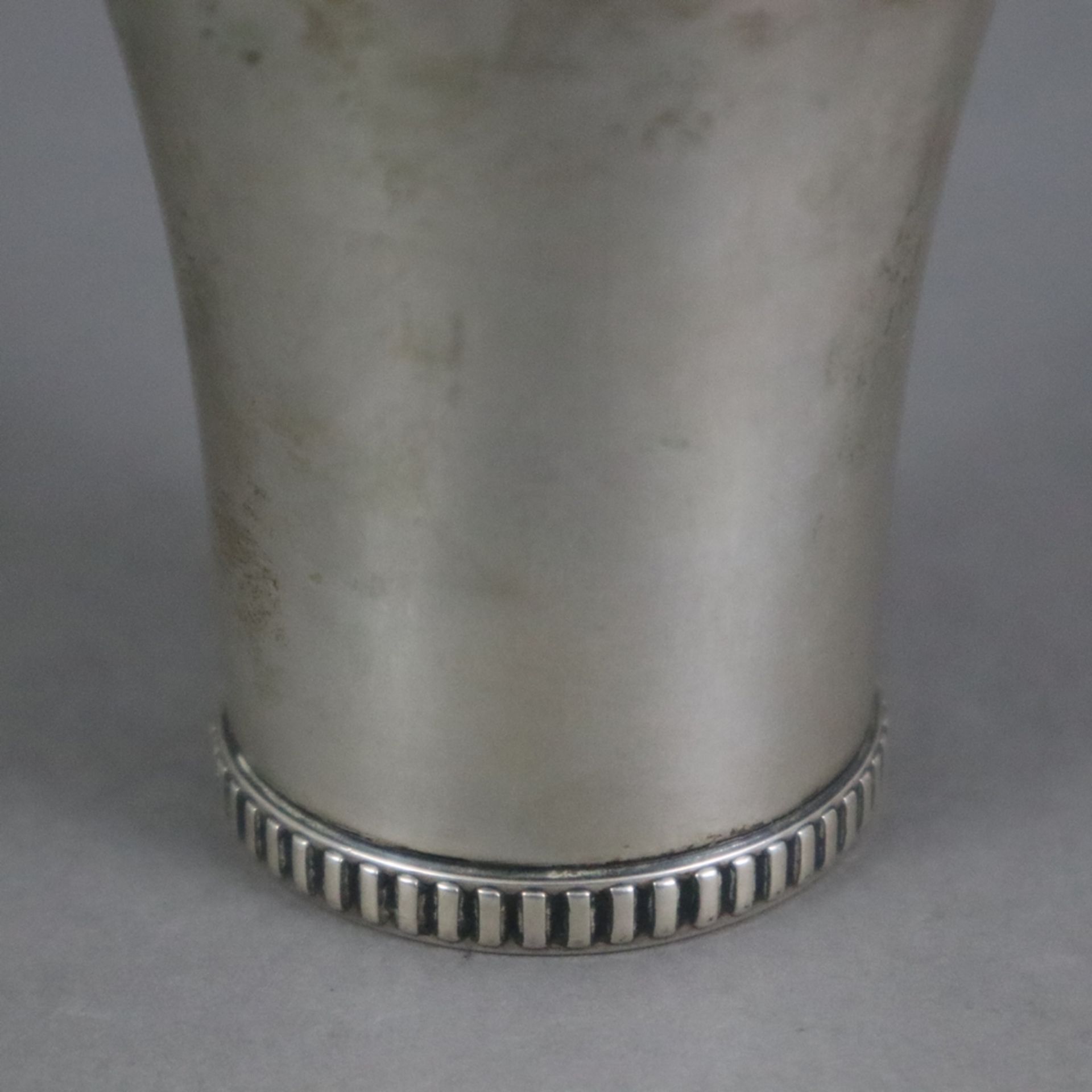 Schnapsbecher - Dänemark, Silber 826/000, 1931, zylindrische Wandung mit ausgestellter Mündung, Sta - Bild 3 aus 4