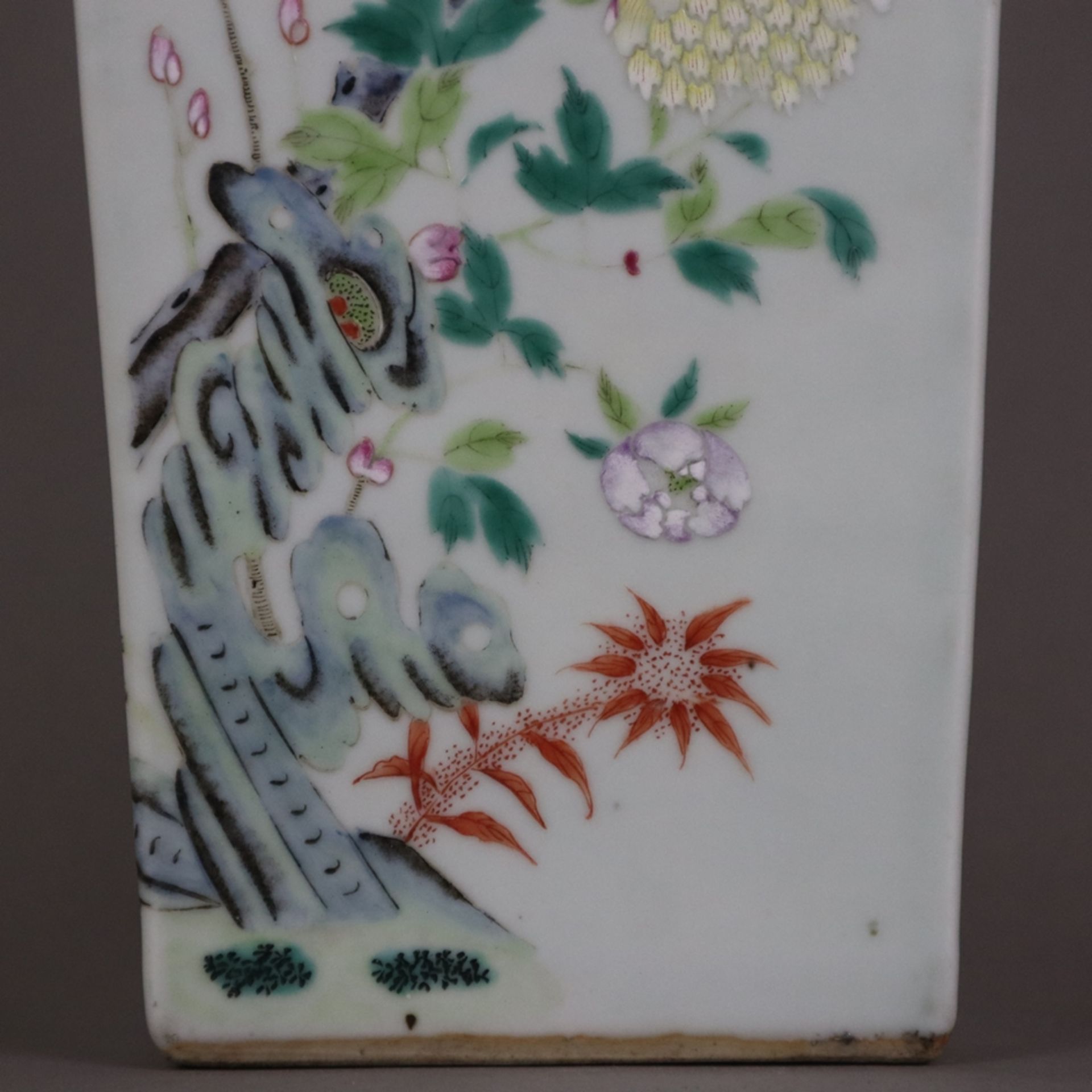 Famille rose-Vase - China, späte Qing-Dynastie, Vierkantkorpus mit reliefierten Löwenkopfhandhaben, - Bild 7 aus 12