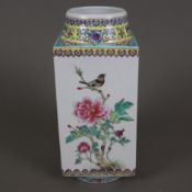Famille rose- Vierkantvase - China, Republikzeit, Porzellan mit polychromem Dekor in Aufglasurtechn