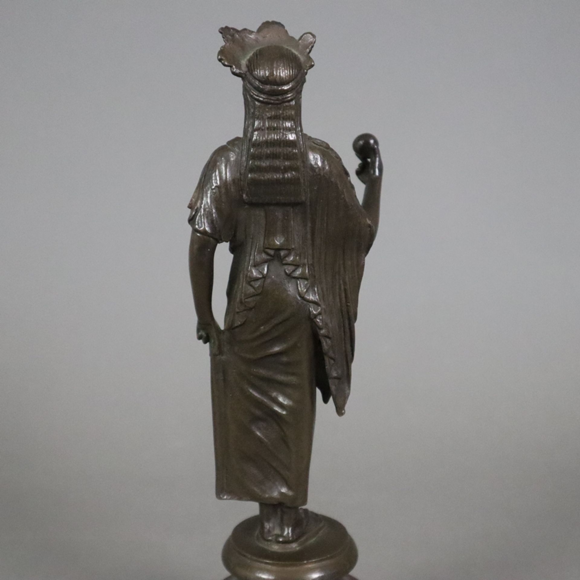 Figurine einer antiken Priesterin - Bronze, braun patiniert, antikisierende Frauenfigur mit Diadem, - Bild 8 aus 8