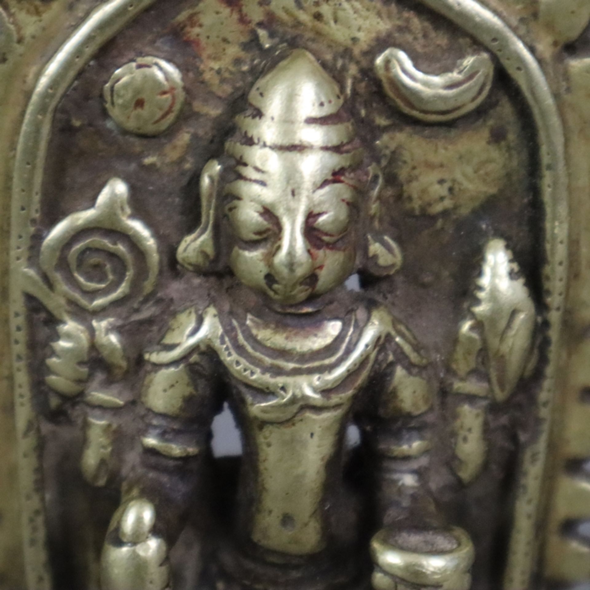 Kleiner Vishnu-Altar - Indien, Bronzelegierung, Darstellung von Vishnu vor Baldachin auf gestuftem  - Bild 3 aus 6