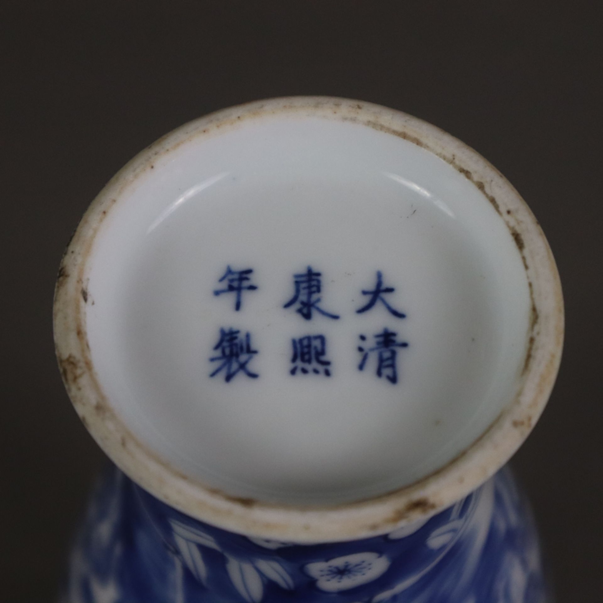 Blau-weiße Balustervase - China 20.Jh., dekoriert in Unterglasurblau mit Pflaumenblüten über gebors - Bild 8 aus 8