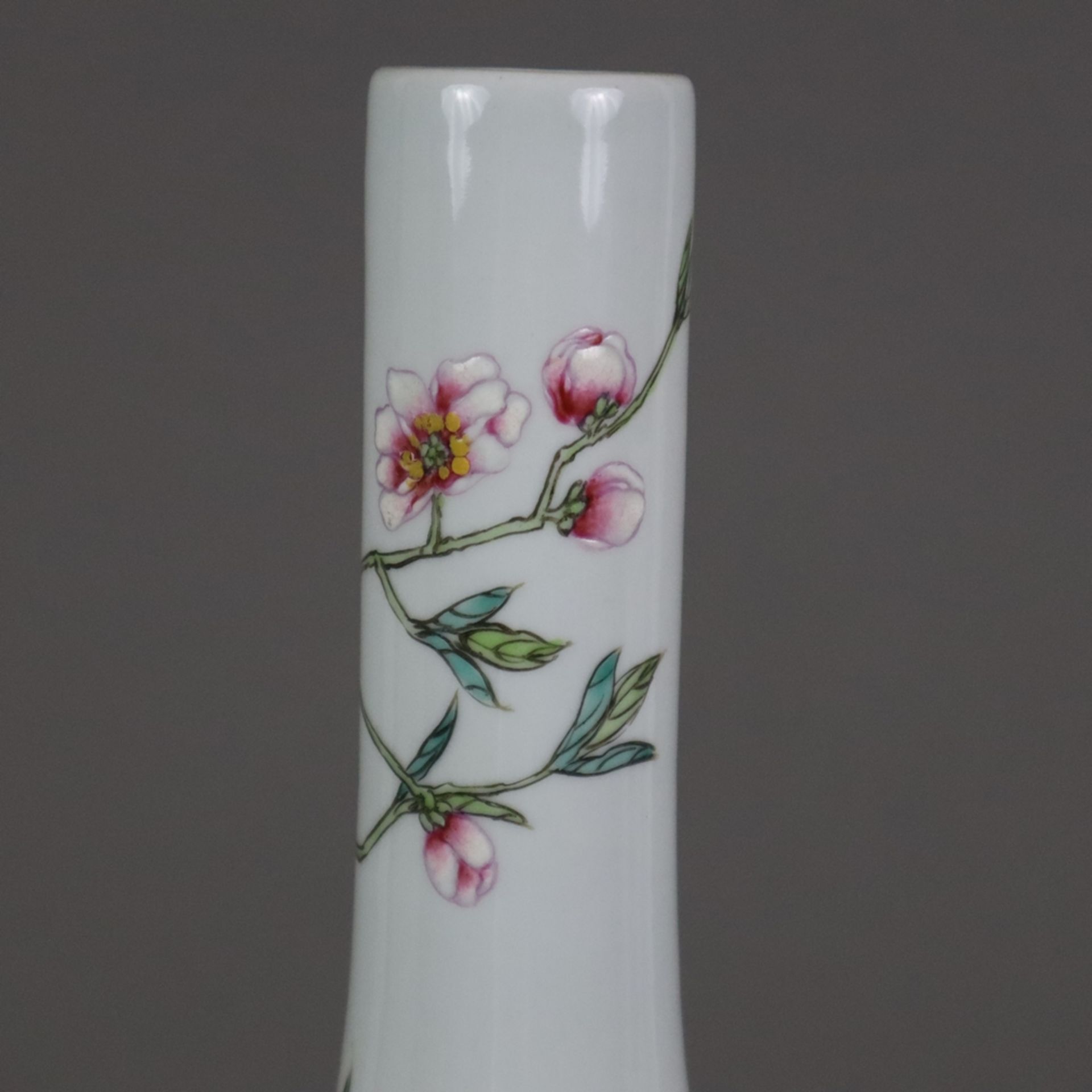 Famille Rose-Vase - China, "Yu hu chun ping"-Typus, umlaufender Dekor mit blühenden Rosenzweigen un - Bild 2 aus 9