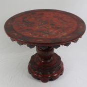 Rotlack-Tisch - China, Holz, geschnitzt, runde Tischplatte, polychromer Fabeltier-Lackdekor mit Rit