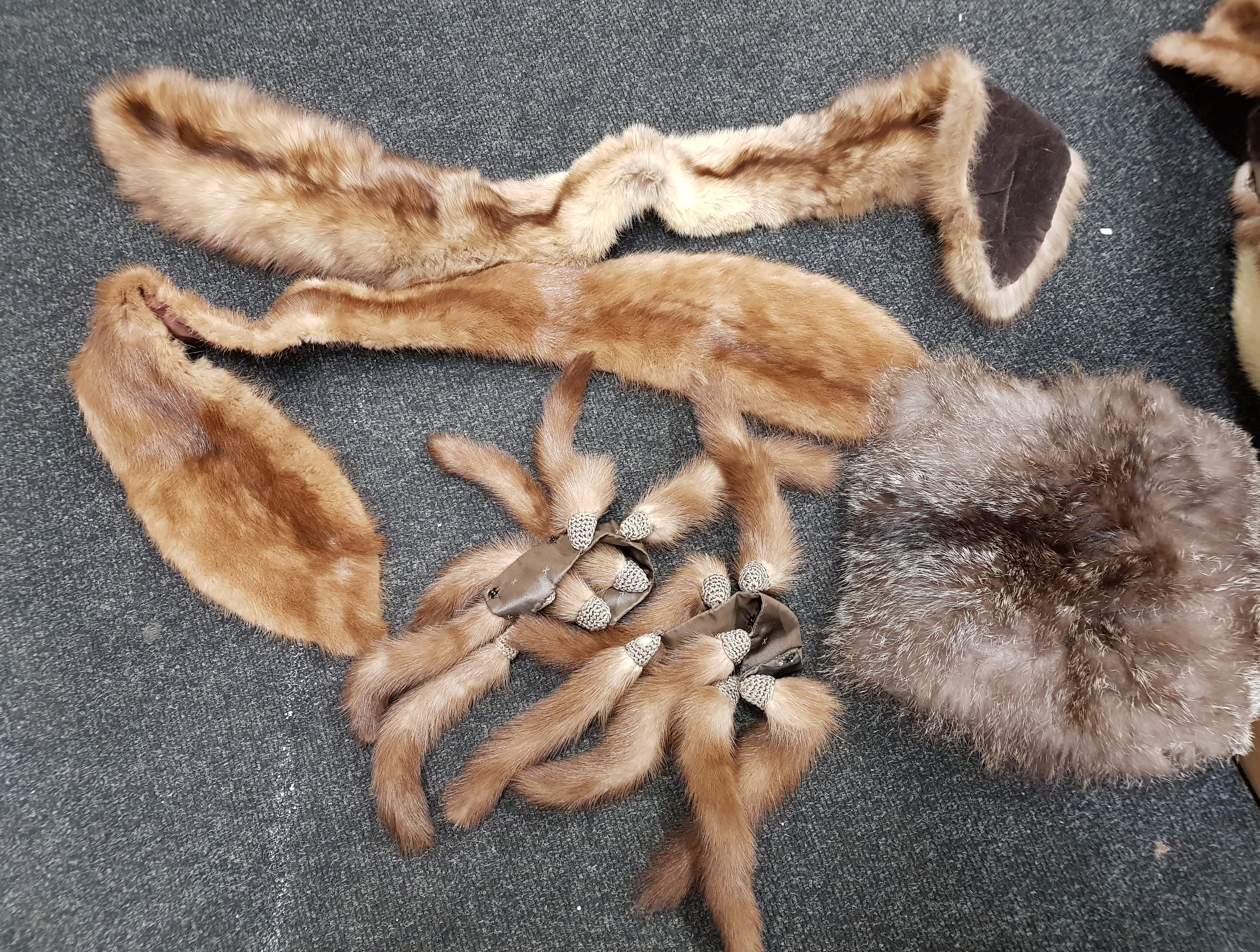BOX OF FURS - Image 4 of 4