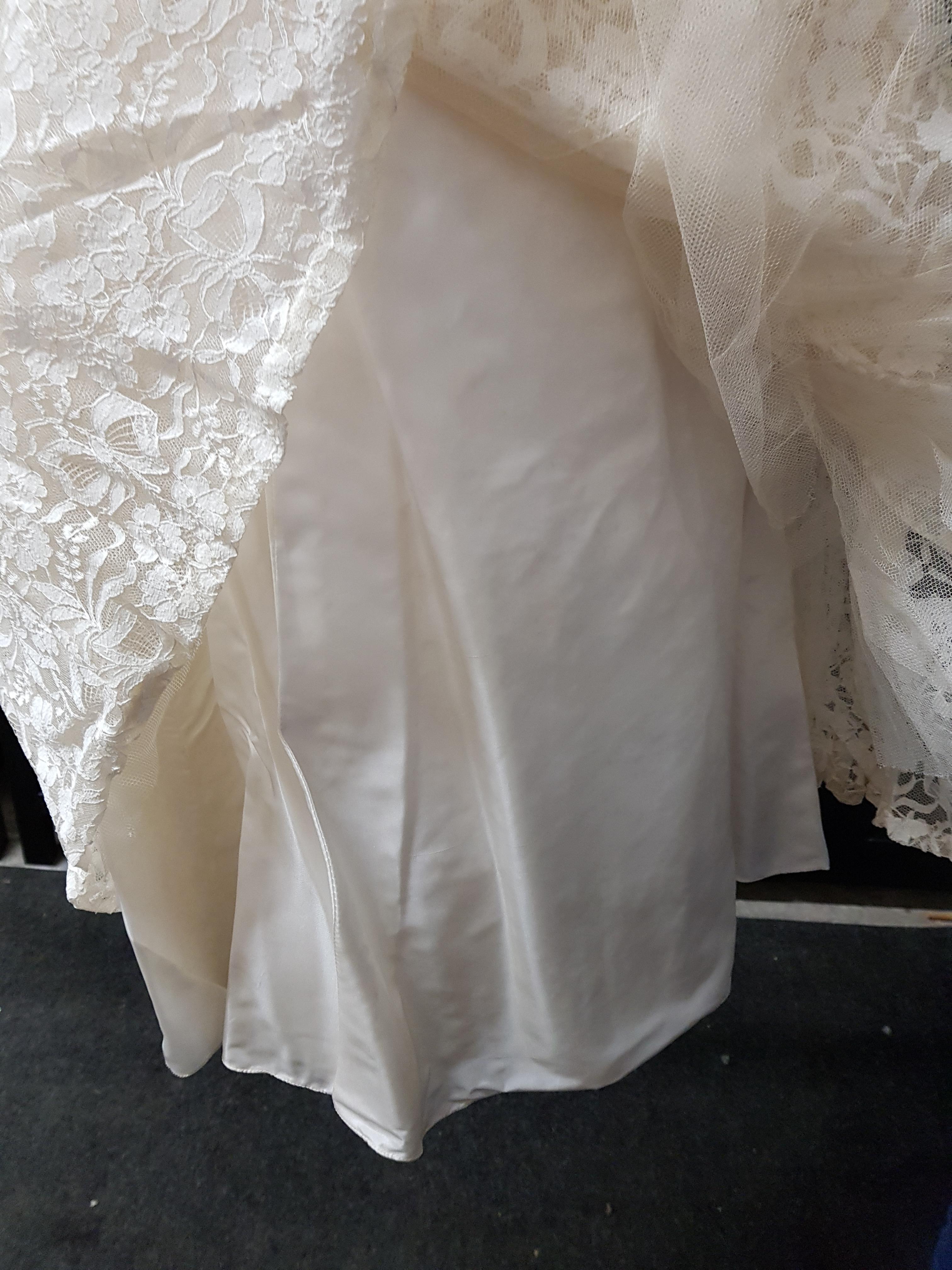 VINTAGE WEDDING DRESS IN ORIGINAL BOX - Image 4 of 8