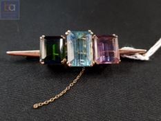 SUPERB 9 CARAT GOLD (TESTS TO) BROOCH SET WITH TOURMALINE, AQUAMARINE AND AMETHYST STONES